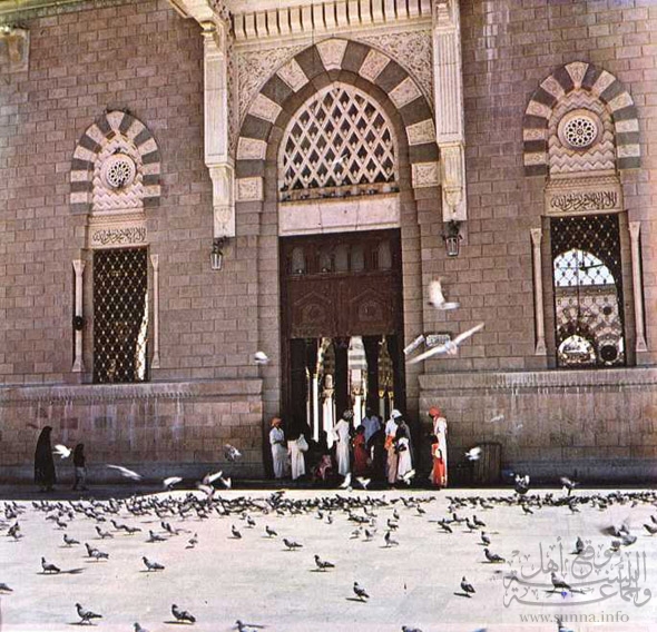 A gate to Al masjid al nabawiy  احدى البوابات إلى مسجد الرسول عليه ال