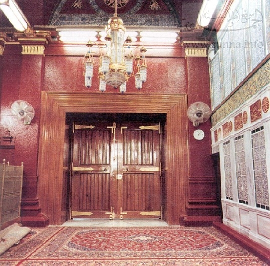 A door to Alhojra alsharifa باب إلى الحجرة الشريفة