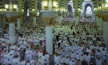 المصلون في المسجد النبوي