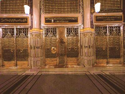 Inside Madinah  المواجهة الشريفة امام قبر النبي