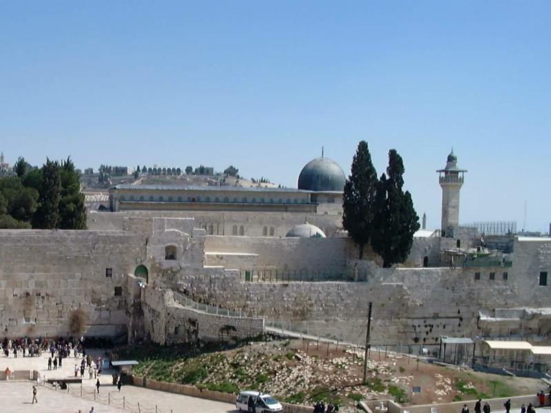 Aqsa mosque with Al Buaraq wall. المسجد الاقصى ويبدو حائط البراق