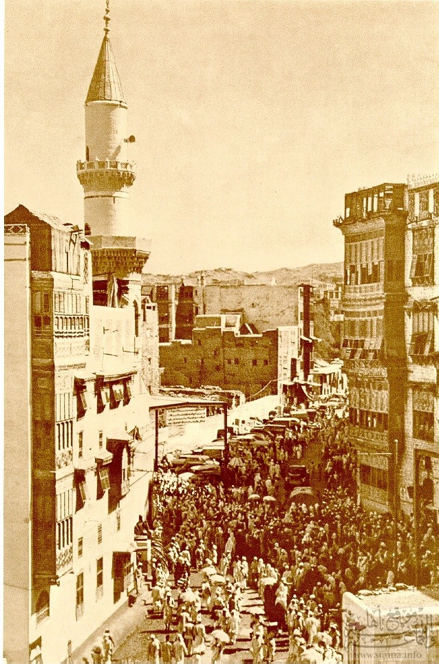 An old photo of the alley leading to Alharam Alamkkiy صورة قديمة للطريق إلى الحرم المكي