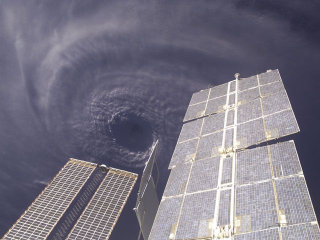Hurricane  اعصار كما يبدو  من الفضاء عبر قمر صناعي