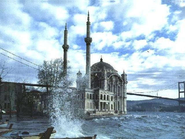 ortakoy - Istanbul  مسجد اورتاكوي في تركيا.  قواعده في البحر.