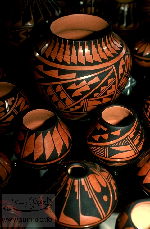 ornamented pottery أوعية فخارية مزخرفة